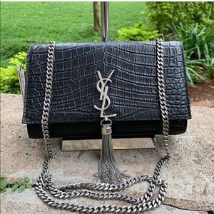 MEDIUM TASSEL IN CROCODILE-EMBOSSED SHINY LEATHER